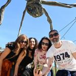 Un grupo de amigos se hace un autoretrato en uno de los puntos icónicos y más fotografiados de Bilbao, a los pies de la colosal escultura ‘Mamá’ de 9 metros.