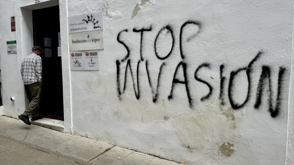 Pintada contra la regularización en Badajoz.