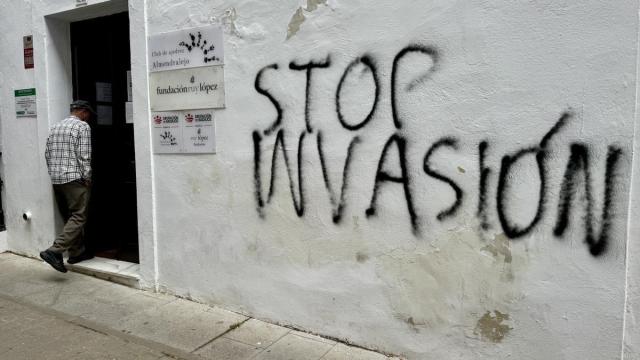 Pintada contra la regularización en Badajoz.