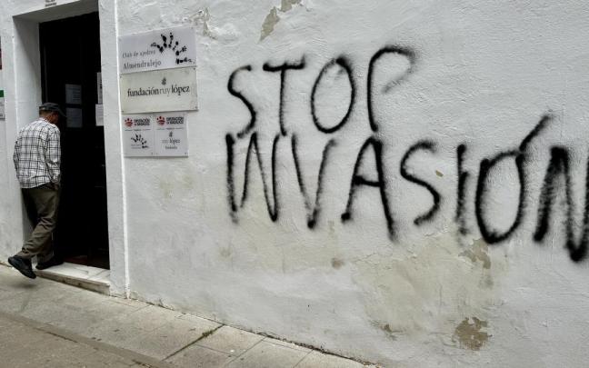 Pintada contra la regularización en Badajoz.