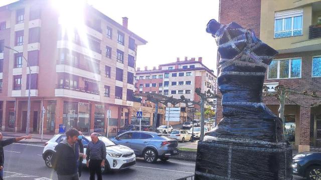 La figura se colocó el martes en la avenida Julio Urkixo, en las proximidades del palacio Intsausti.