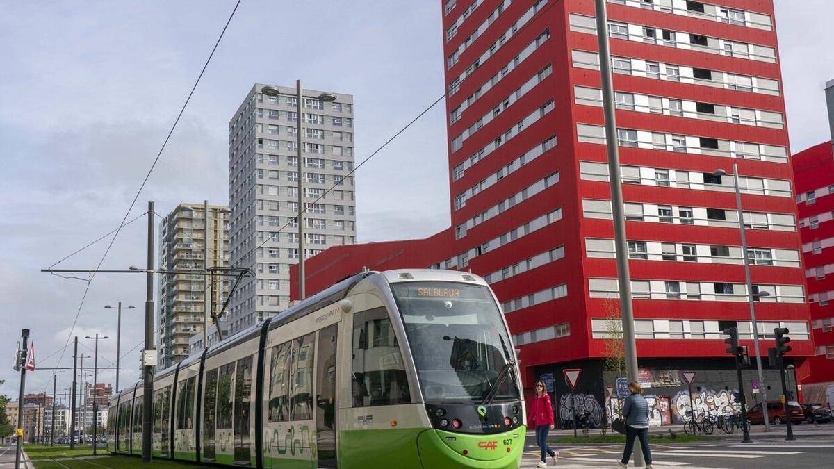 Vecinos cogiendo el tranvía en el barrio de Salburua de Vitoria