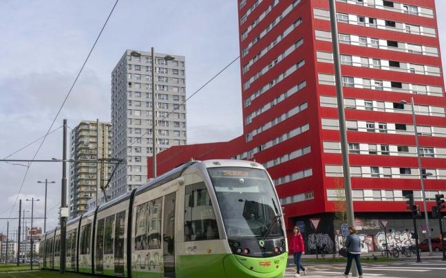 Vecinos cogiendo el tranvía en el barrio de Salburua de Vitoria