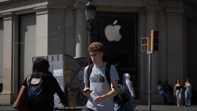 Varias personas caminan frente a una tienda de Apple. / EP Varias personas caminan frente a una tienda de Apple.
