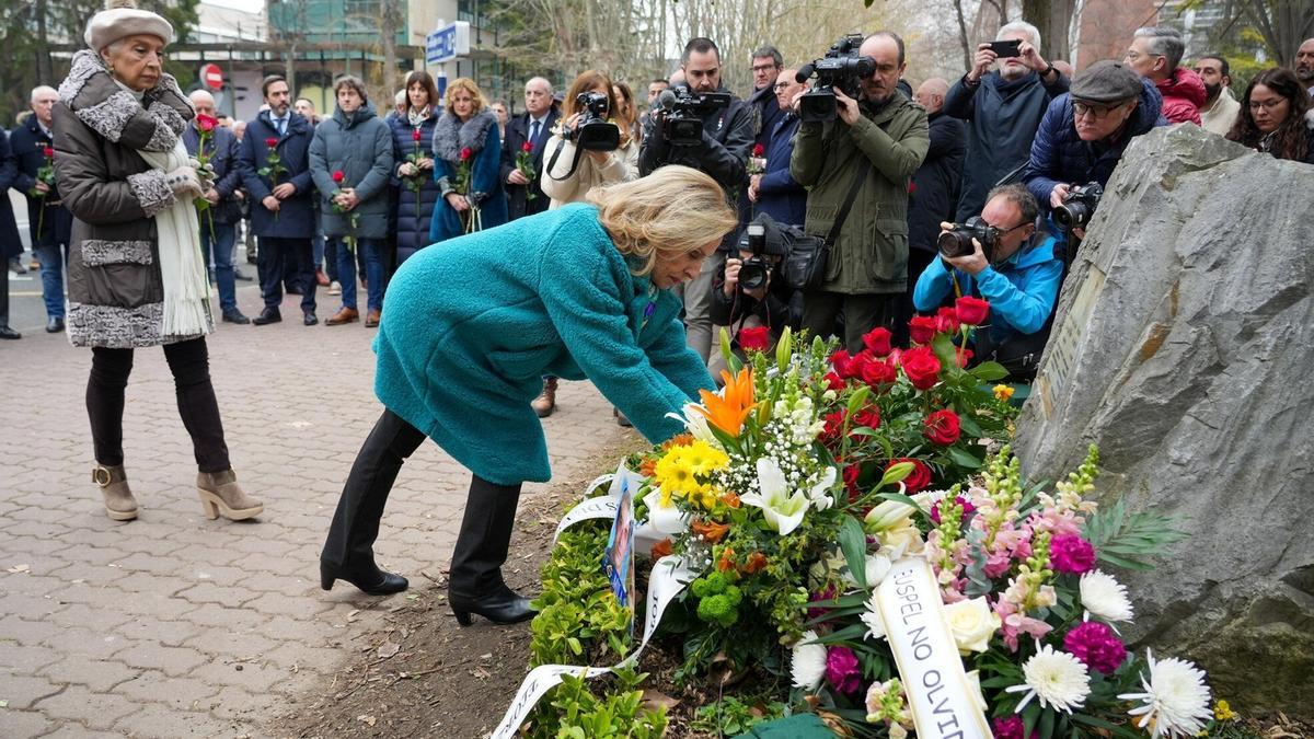 La viuda de Fernando Buesa, Natividad Rodríguez, deposita una rosa roja durante el acto.