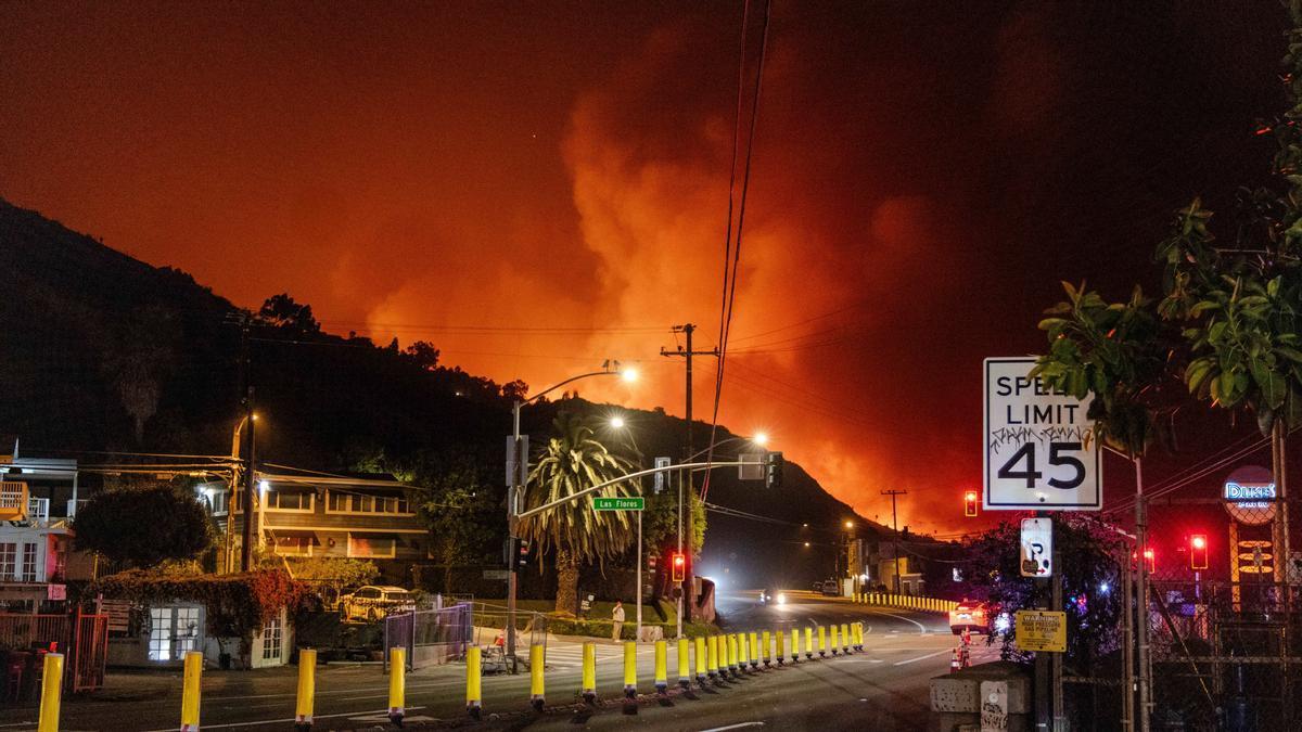 El fuego se abre paso en California con focos en Pasadena, Altadena, Palisades y San Fernando que están arrasando hectáreas de terreno