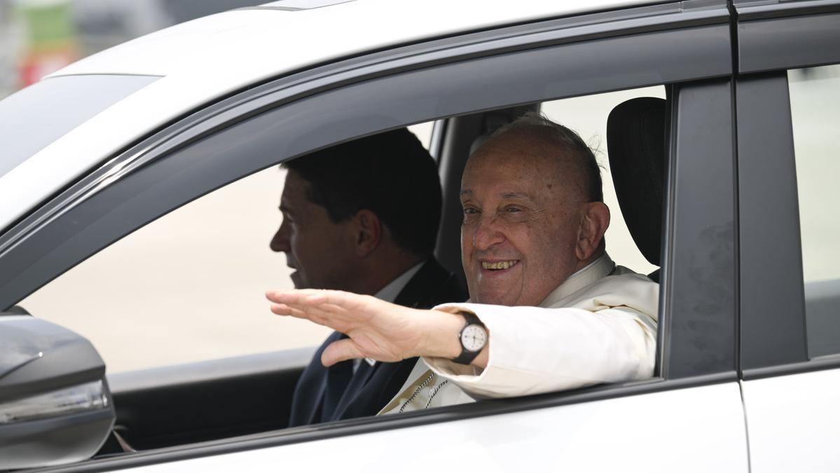 Francisco viaja en coche durante su visita a Indonesia en 2024.