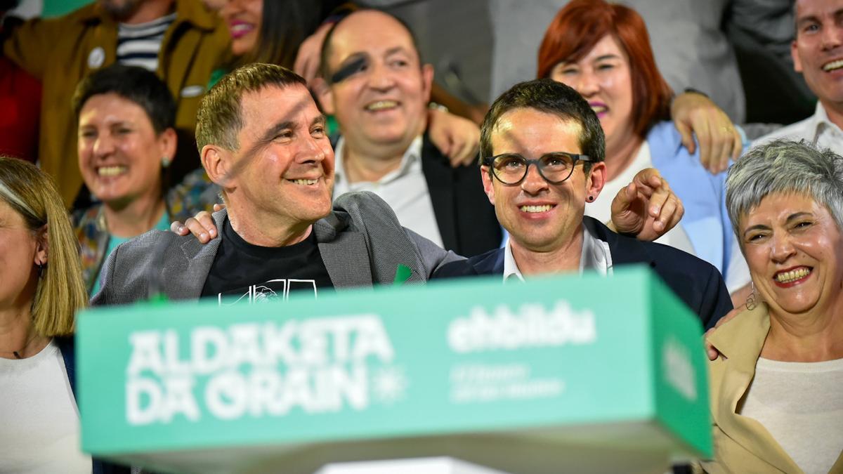 Arnaldo Otegi y Pello Otxandiano celebran los resultados de EH Bildu