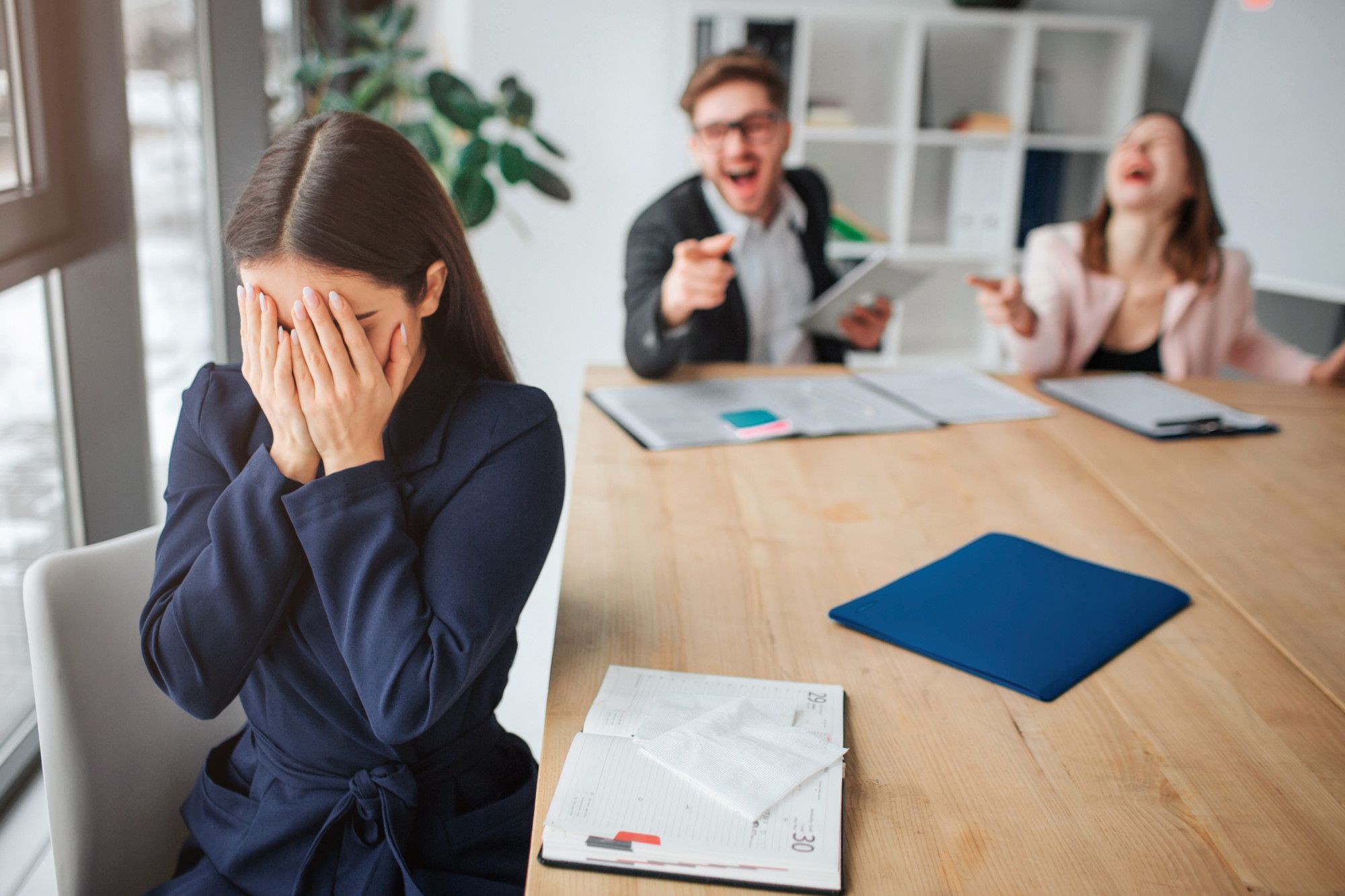 Una empleada sufre la burla de sus compañeros.