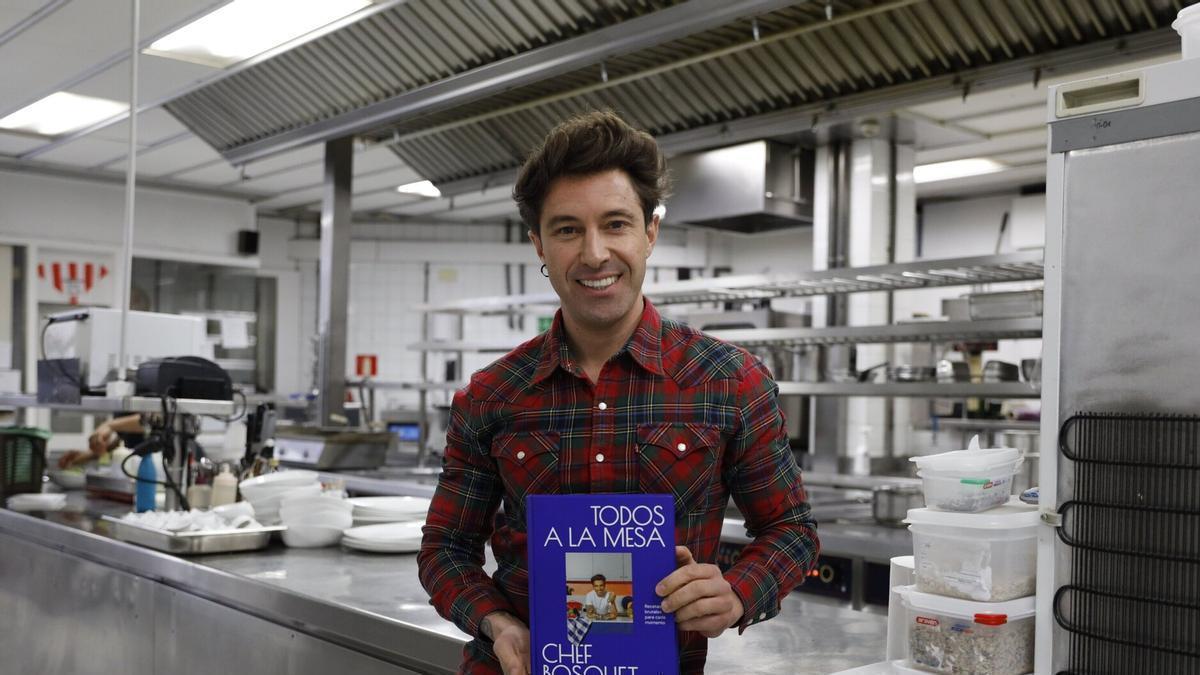 El Chef Bosquet posa con su nuevo libro