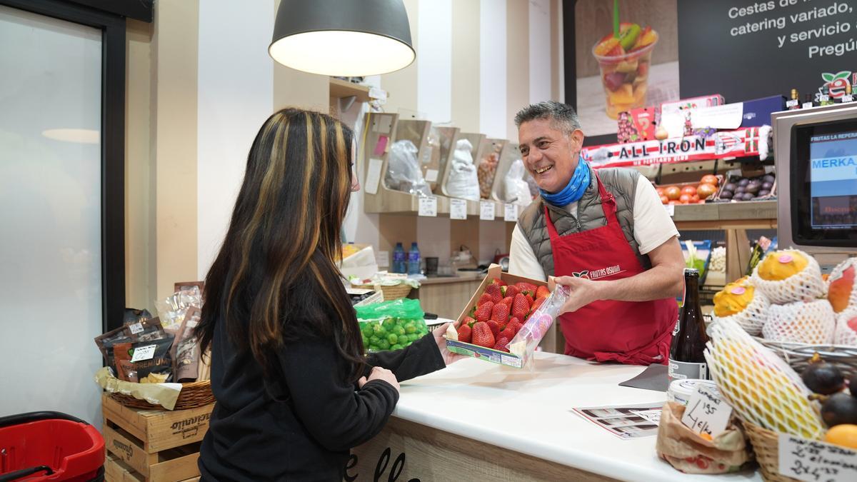 El responsable de Frutas Osuna, en el barrio bilbaino de Miribilla, atendiendo a una cliente