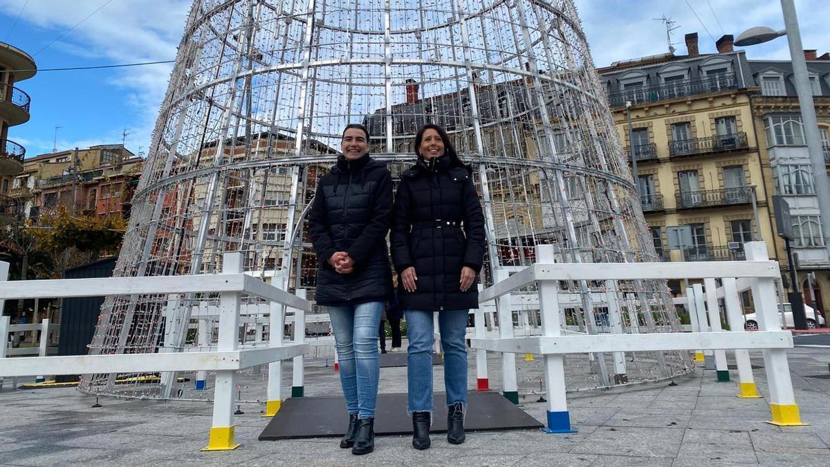La delegada de Impulso de Ciudad del Ayuntamiento de Irun, Nuria Alzaga, y la diputada foral de Turismo, Azahara Domínguez.