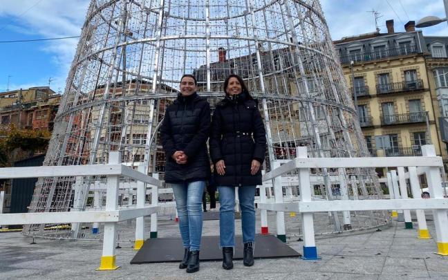 La delegada de Impulso de Ciudad del Ayuntamiento de Irun, Nuria Alzaga, y la diputada foral de Turismo, Azahara Domínguez.