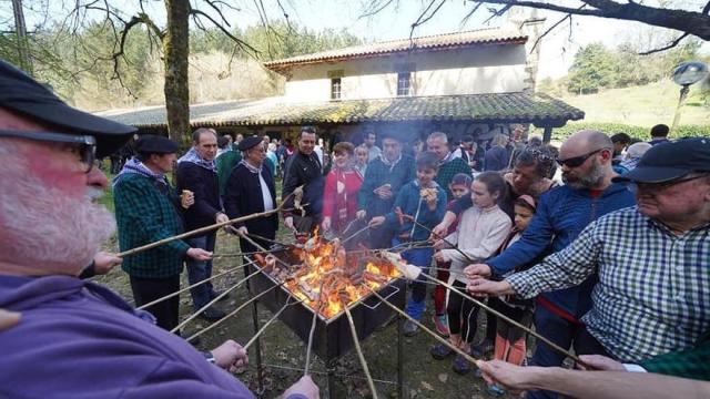 Txitxiburruntzi en un anterior Kanporamartxo en la ermita de San Juan de Larrazabal en Laudio