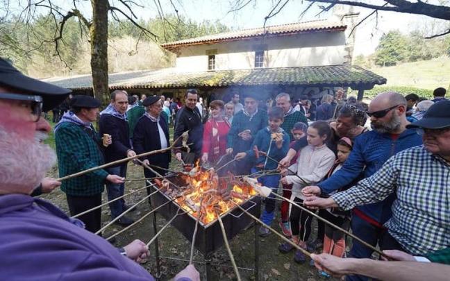 Txitxiburruntzi en un anterior Kanporamartxo en la ermita de San Juan de Larrazabal en Laudio