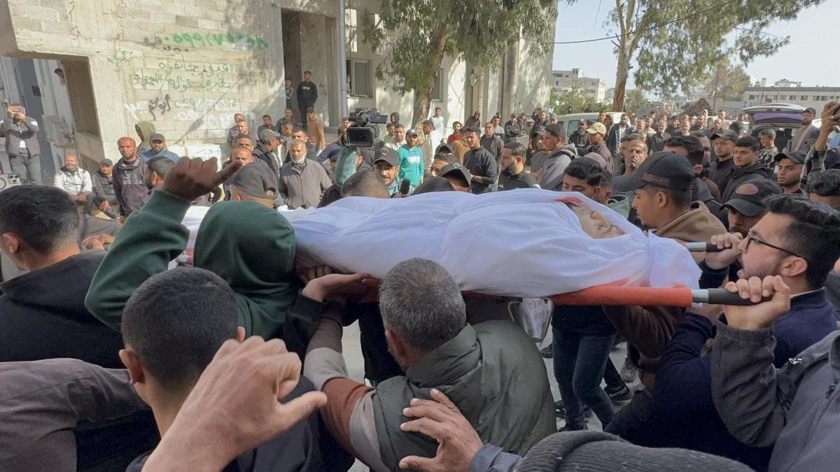 El cuerpo de uno de los civiles muertos en un ataque aéreo de Israel es transportado durante un funeral en Gaza.
