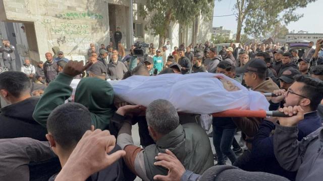 El cuerpo de uno de los civiles muertos en un ataque aéreo de Israel es transportado durante un funeral en Gaza.