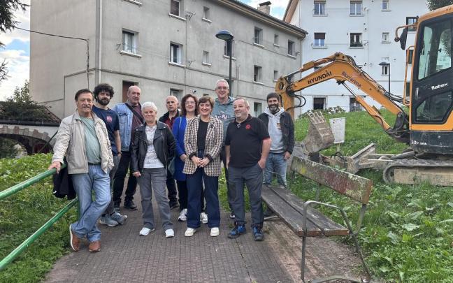 La alcaldesa y el edil de Urbanismo, junto a vecinos.