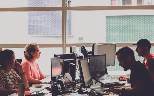 La mayoría de la juventud ocupada menor de 30 años es asalariada (95%), frente a un 3,8% que trabaja por cuenta propia