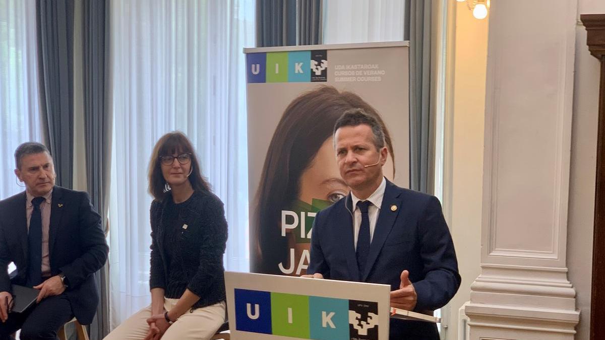 El consejero de Educación, Jokin Bildarratz, durante al presentación de los cursos de verano.