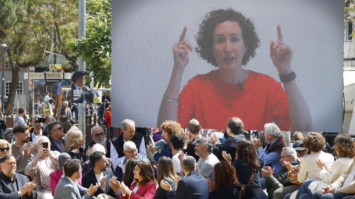 La secretaria general de ERC, Marta Rovira, interviene de manera telemática durante un mitin del partido en la campañla de las pasadas elecciones.