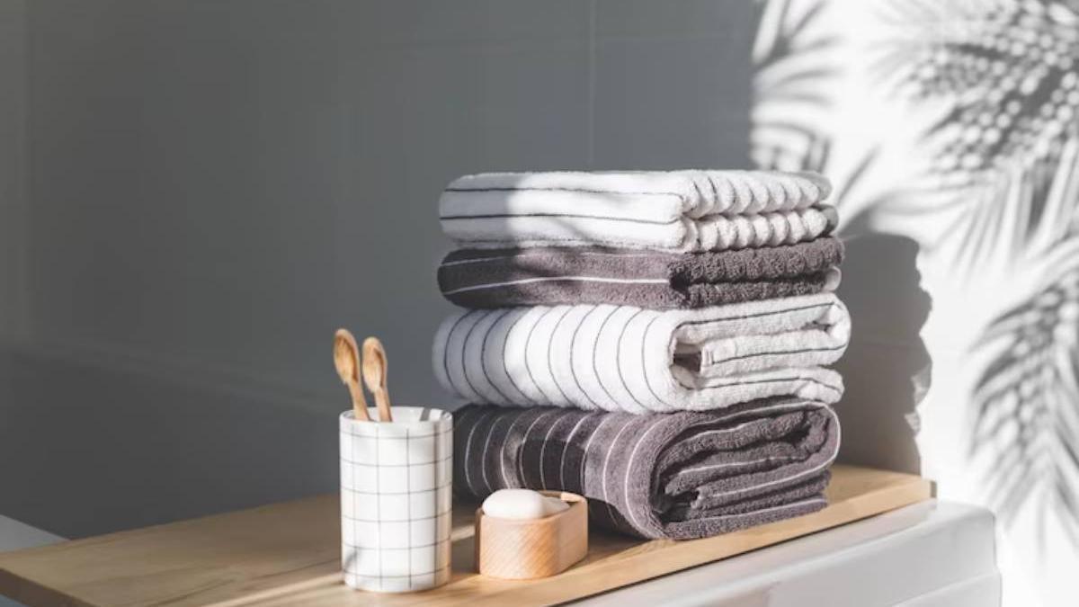 Toallas dobladas en el baño.