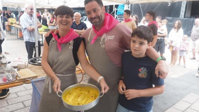 La cazuela preparada por Ainhoa Olazabal y Ander Urbieta se ha ha hecho acreedora al premio en el concurso de bacalao..