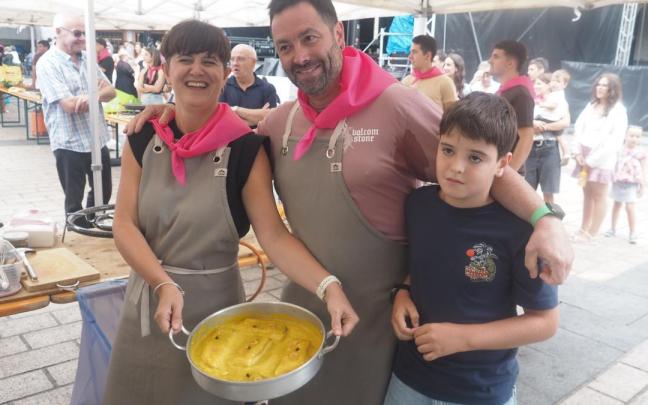 La cazuela preparada por Ainhoa Olazabal y Ander Urbieta se ha ha hecho acreedora al premio en el concurso de bacalao..
