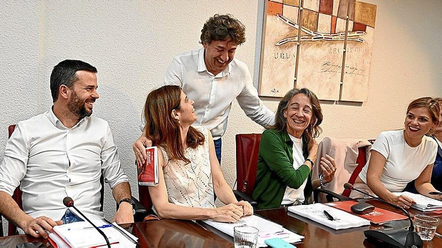 Eneko Andueza saluda ayer a Maider Etxebarria y Marisol Garmendia en la sede de Bilbao. | FOTO: OSKAR GONZÁLEZ