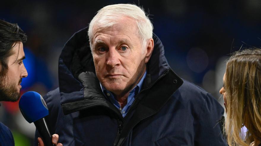 Luis Fernández atiende a una televisión francesa. / N.G.