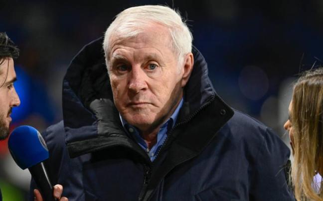 Luis Fernández atiende a una televisión francesa. / N.G.