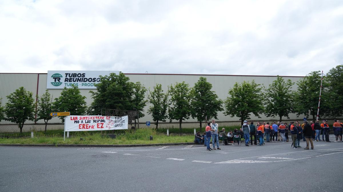 Imagen de archivo de una concentración de protesta ante la planta de Tubos Reunidos en Amurrio.