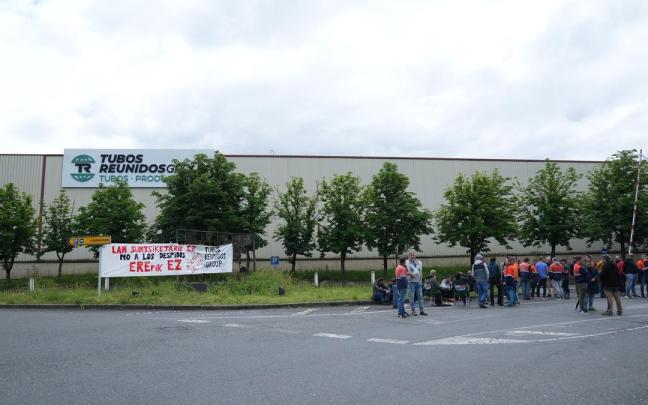 Imagen de archivo de una concentración de protesta ante la planta de Tubos Reunidos en Amurrio.