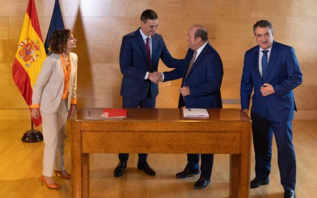 La ministra de Hacienda en funciones, María Jesús Montero; el candidato socialista, Pedro Sánchez, y los jeltzales Andoni Ortuzar y Aitor Esteban, el viernes en la firma del pacto La ministra de Hacienda en funciones, María Jesús Montero; el candidato socialista, Pedro Sánchez, y los jeltzales Andoni Ortuzar y Aitor Esteban, el viernes en la firma del pacto