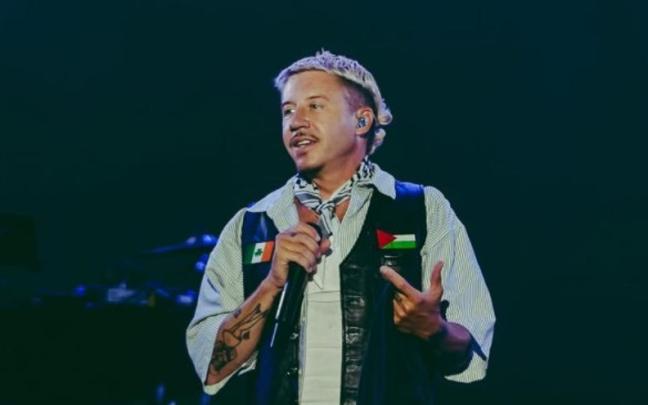 El rapero Macklemore, luciendo la bandera de Palestina.