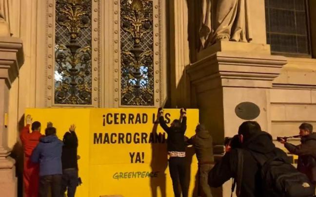 Los activistas han colocado una plancha metálica en la puerta del ministerio y se han anclado en las puertas. Los activistas han colocado una plancha metálica en la puerta del ministerio y se han anclado en las puertas.