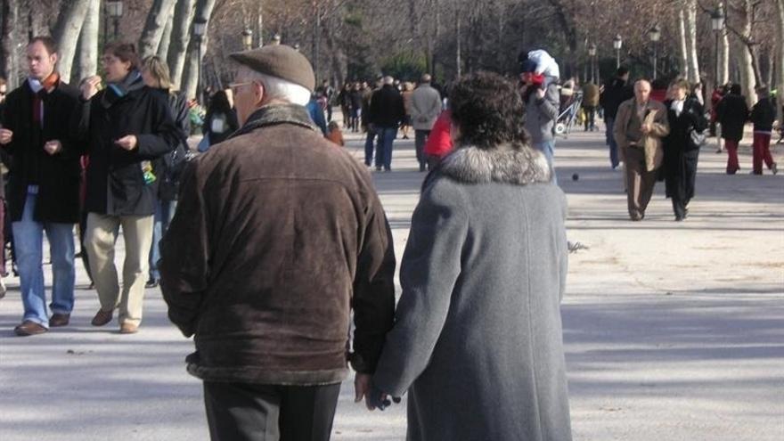 Una pareja de personas mayores paseando