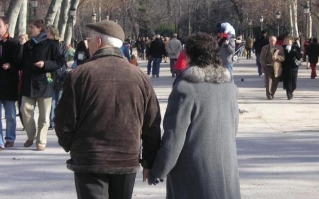 Una pareja de personas mayores paseando