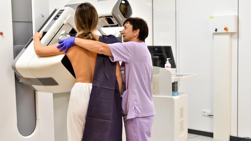 Una mujer se realiza una mamografía en la red hospitalaria vasca.