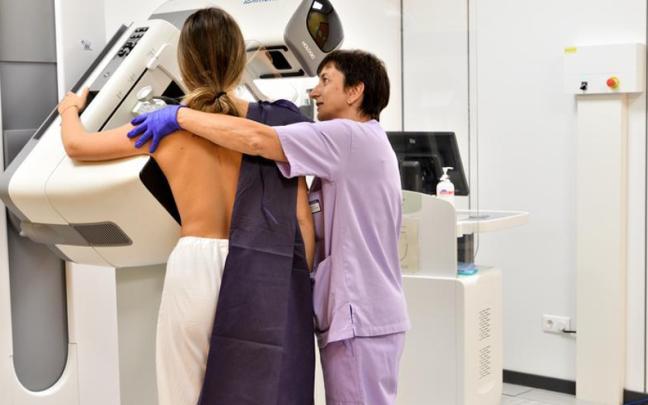 Una mujer se realiza una mamografía en la red hospitalaria vasca. / Irekia Una mujer se realiza una mamografía en la red hospitalaria vasca.