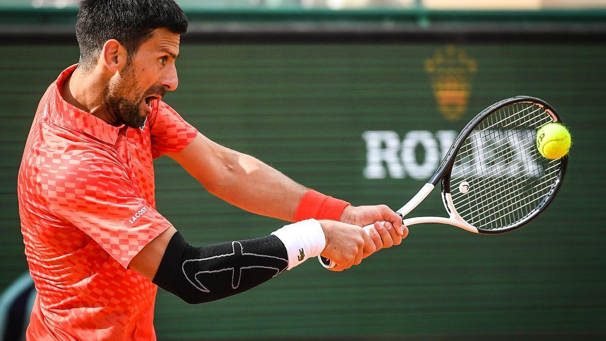 Novak Djokovic, que se sometió a una operación en la articulación en 2018, desató temores sobre su estado físico cuando apareció usando cintas en el codo en su sorprendente derrota ante Lorenzo Musetti.