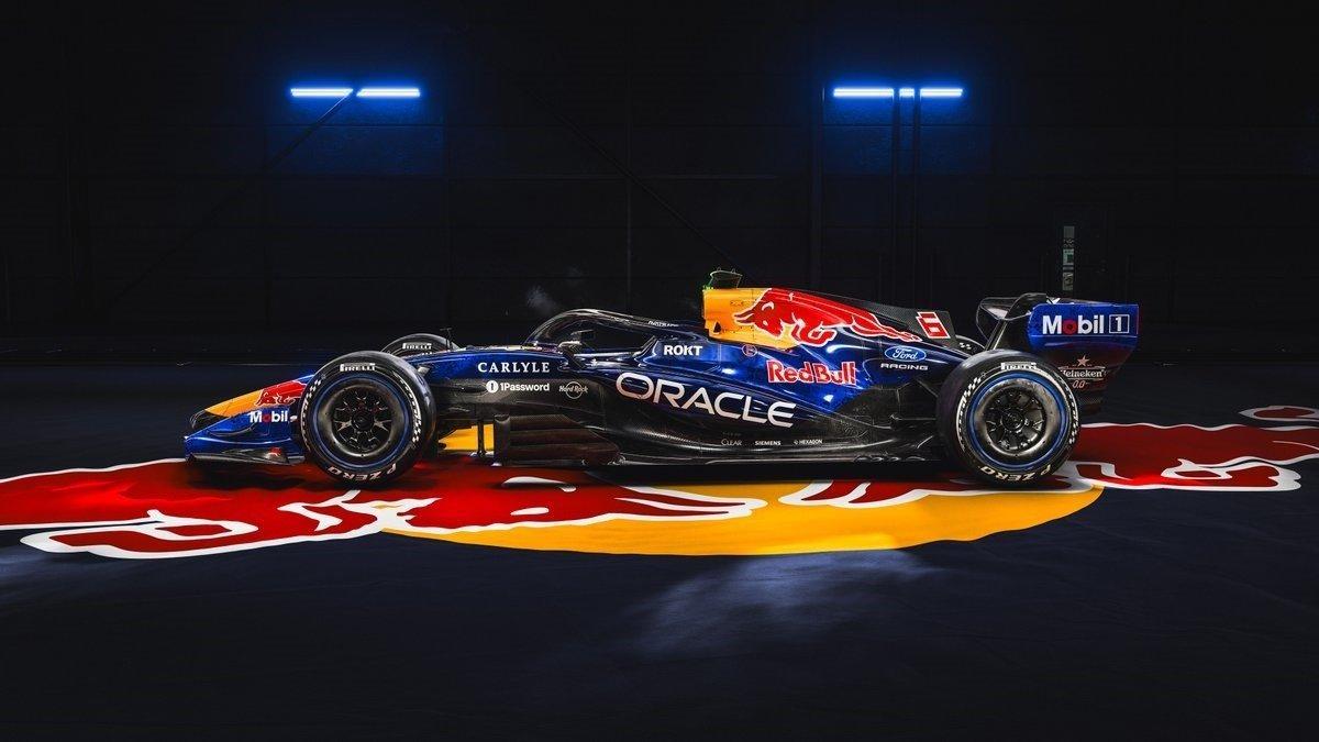 Presentación del Red Bull, la única escudería que ha dejado ver los colores de su nuevo monoplaza, porque el coche mostrado no será el auténtico.