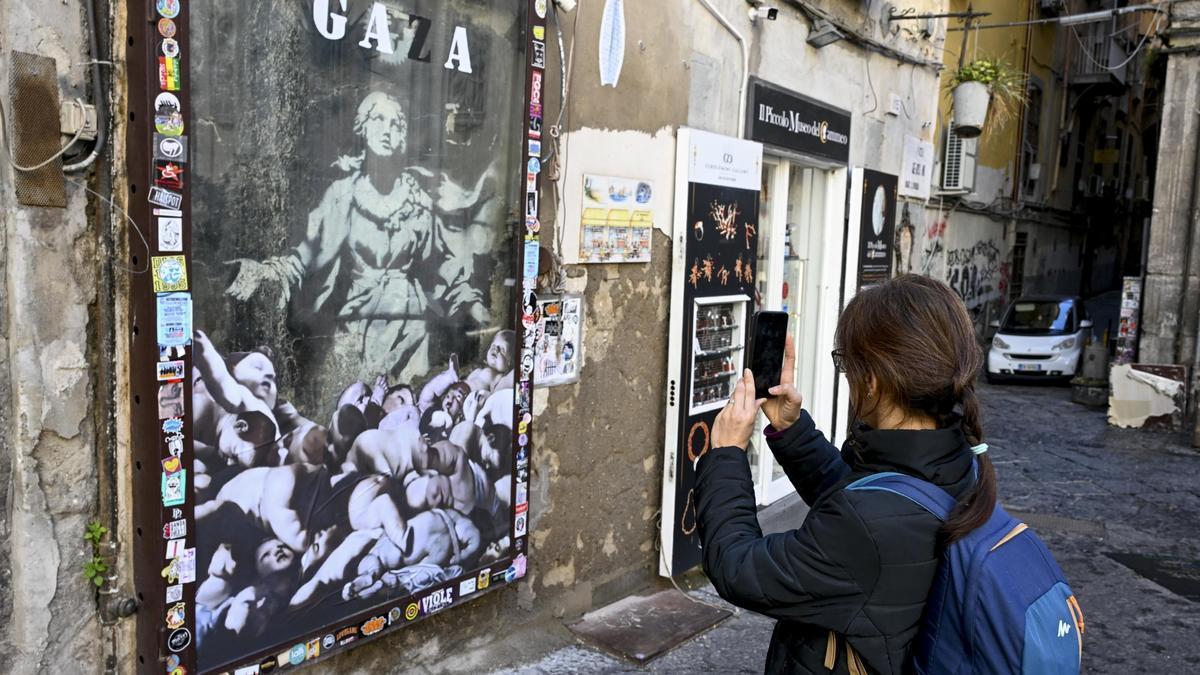 Aparece un mensaje a favor de Gaza en la 'Virgen con la pistola' de Banksy en Nápoles.