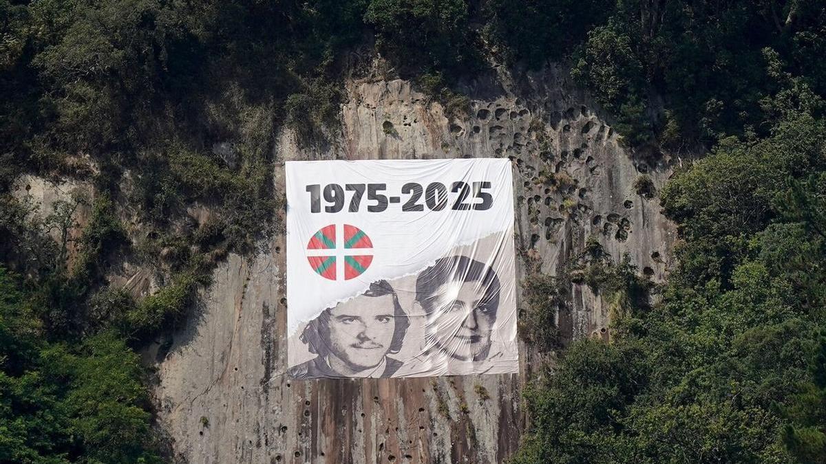 Pancarta gigante en recuerdo a Txiki y Otaegi colgada en Zarautz, fusilados hace 50 años.