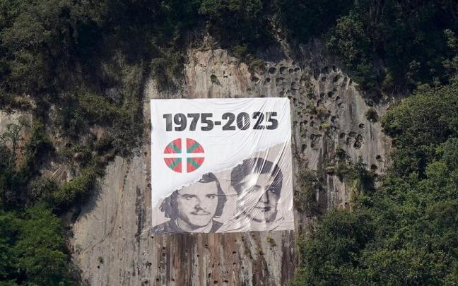 Pancarta gigante en recuerdo a Txiki y Otaegi colgada en Zarautz, fusilados hace 50 años.