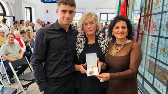 Momento de la entrega de la Medalla de Oro a la familia de Bitor Uriarte