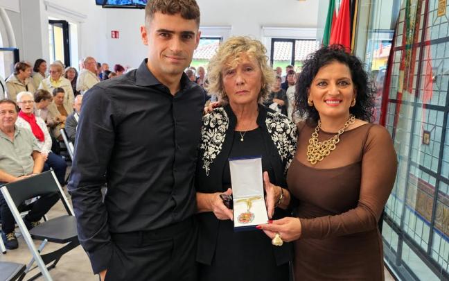 Momento de la entrega de la Medalla de Oro a la familia de Bitor Uriarte