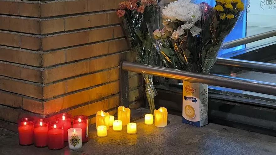 Un altar improvisado en la estación de Santa Justa, en Sevilla, en homenaje a las víctimas del accidente ferroviario de este miércoles en Urda.