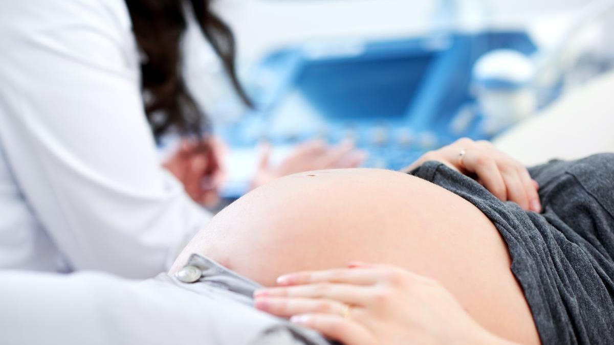 Una mujer embarazada en una consulta.