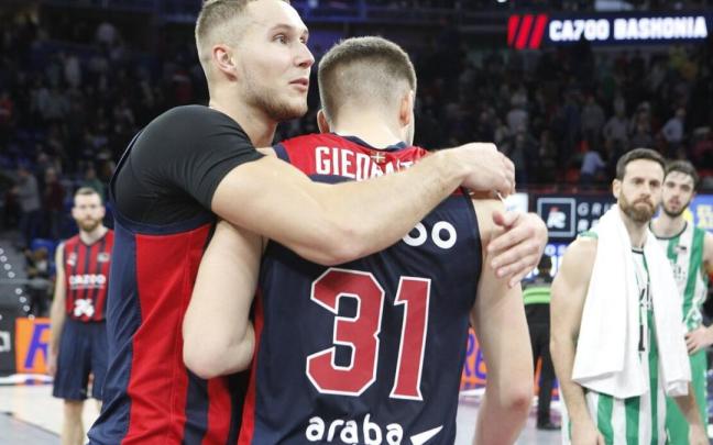 Sedekerskis abraza a Giedraitis a la conclusión de un partido